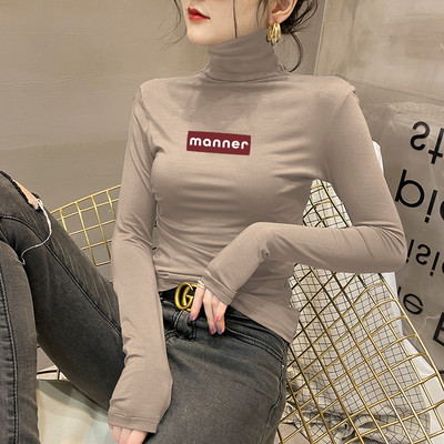 Jednobojna ženska bluza s polo kragnom i natpisom