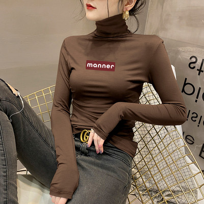 Jednobojna ženska bluza s polo kragnom i natpisom