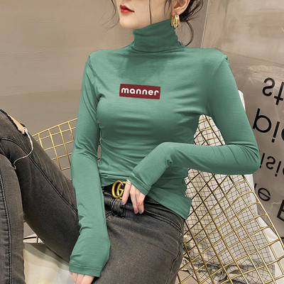 Jednobojna ženska bluza s polo kragnom i natpisom