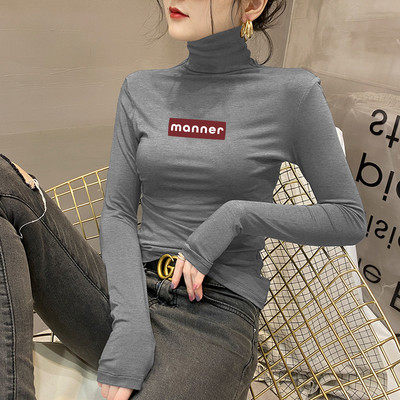 Jednobojna ženska bluza s polo kragnom i natpisom