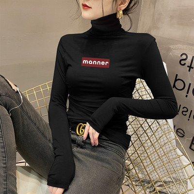 Jednobojna ženska bluza s polo kragnom i natpisom