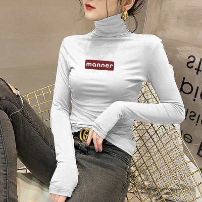 Jednobojna ženska bluza s polo kragnom i natpisom