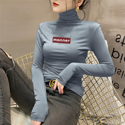 Jednobojna ženska bluza s polo kragnom i natpisom