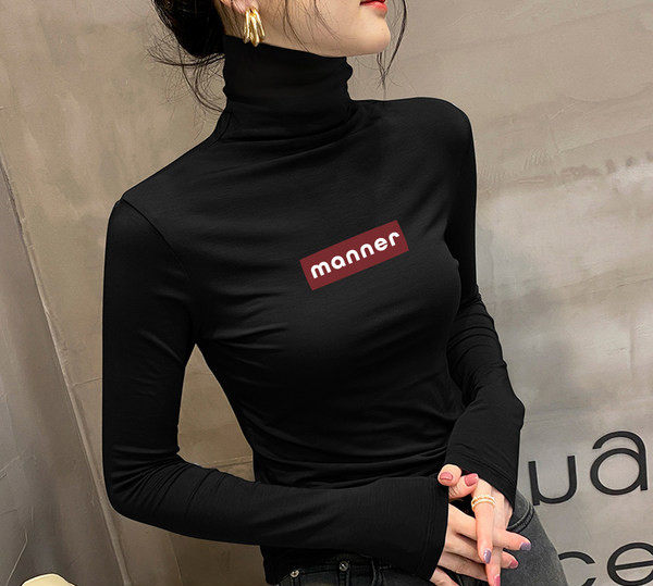 Jednobojna ženska bluza s polo kragnom i natpisom