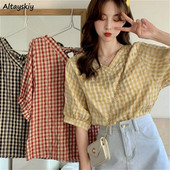 Dámske blúzky v kockovanom letnom štýle s retro dizajnom, výstrihom do V a nafúknutými rukávmi, dámske košele, univerzálne krásne a trendy blúzky pre vysokoškoláčky