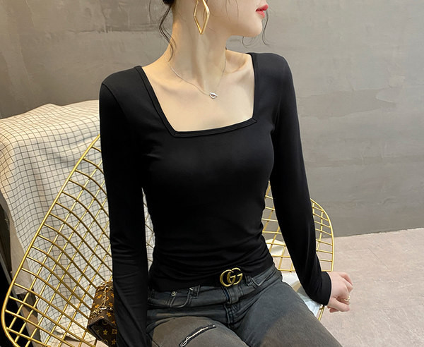 Jednobojna ženska bluza s četvrtastim izrezom