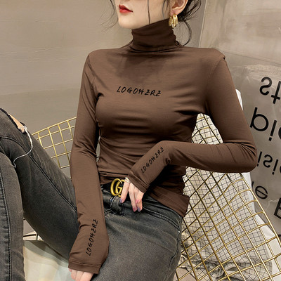 Втален модел дамска блуза с поло яка и надпис