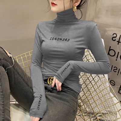 Втален модел дамска блуза с поло яка и надпис