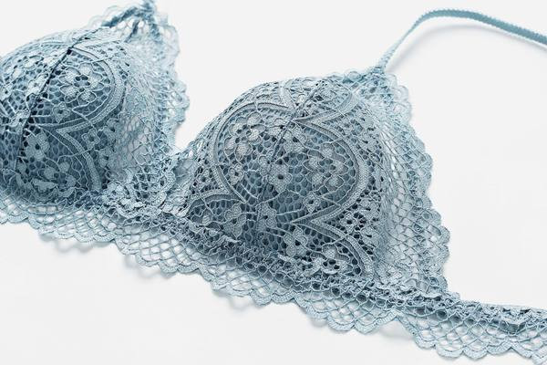 Moteriška nėriniuota trikampė liemenėlė ir bikinio rinkinys aukštu juosmeniu