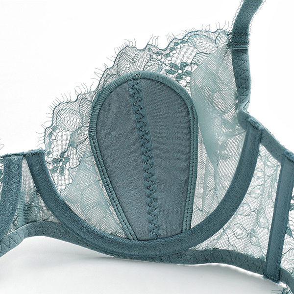 Csipke fehérnemű melltartó és bugyi szett állítható pántokkal