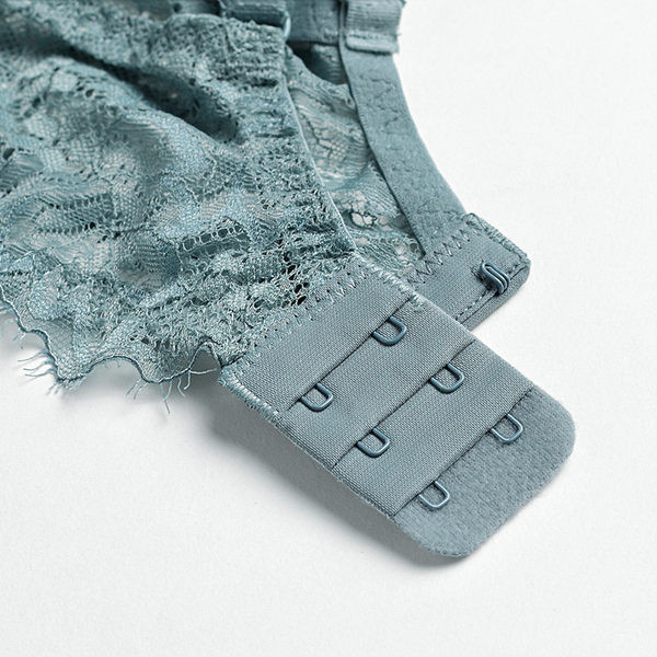 Csipke fehérnemű melltartó és bugyi szett állítható pántokkal