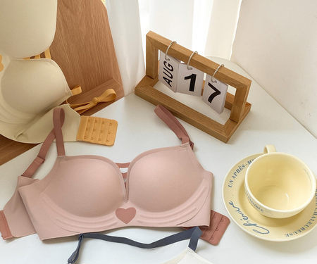 Reguleeritavate rihmadega naiste rinnahoidja