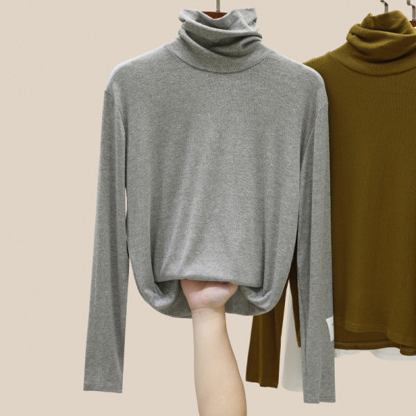 Есенна дамска блуза с висока яка 