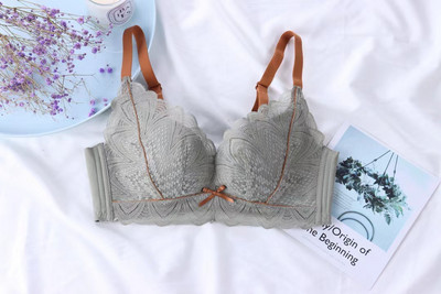 Naiste pitsrinnahoidja reguleeritavate rihmadega