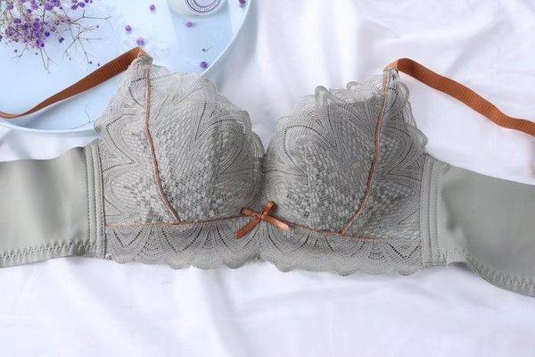 Naiste pitsrinnahoidja reguleeritavate rihmadega