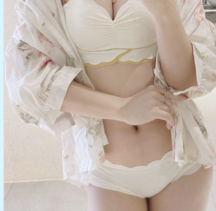 Dviejų dalių moteriška krūtinė liemenėlė ir bikinio apatinės dalies komplektas