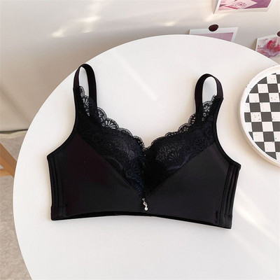 Šiuolaikinė moteriška liemenėlė su nėriniais – kelių spalvų