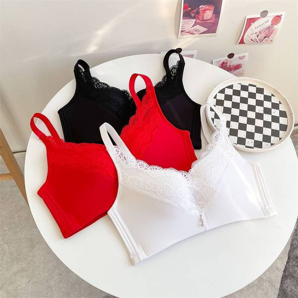 Šiuolaikinė moteriška liemenėlė su nėriniais – kelių spalvų