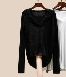 Ежедневна блуза с шпиц деколте и качулка