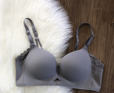 Sutien fără cusături, cu efect de ridicare și bretele reglabile