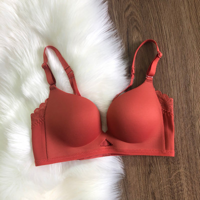 Sutien fără cusături, cu efect de ridicare și bretele reglabile