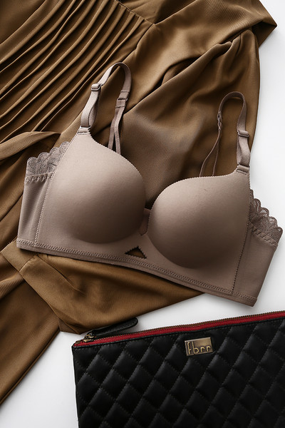 Sutien fără cusături, cu efect de ridicare și bretele reglabile