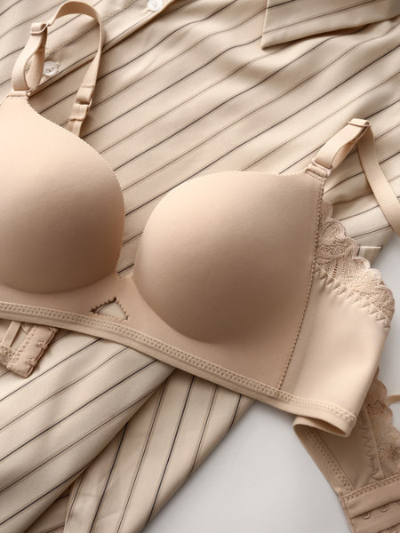 Sutien fără cusături, cu efect de ridicare și bretele reglabile
