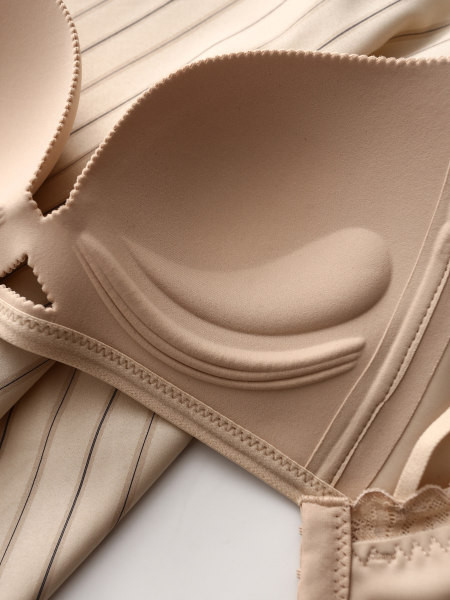 Sutien fără cusături, cu efect de ridicare și bretele reglabile