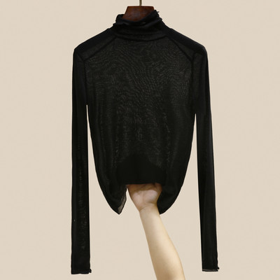 Kelių spalvų moteriška palaidinė su polo apykakle