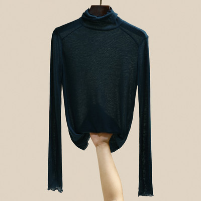 Kelių spalvų moteriška palaidinė su polo apykakle