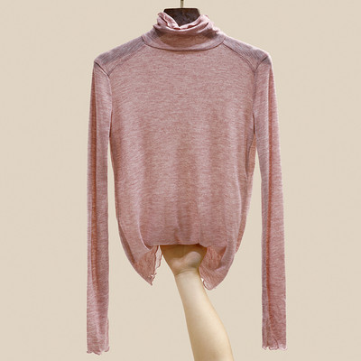 Kelių spalvų moteriška palaidinė su polo apykakle