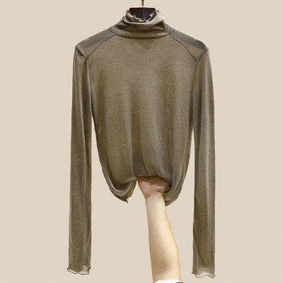 Kelių spalvų moteriška palaidinė su polo apykakle