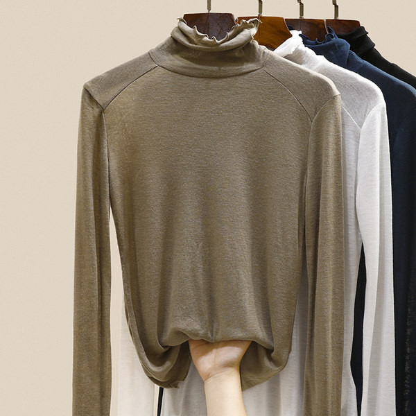 Kelių spalvų moteriška palaidinė su polo apykakle