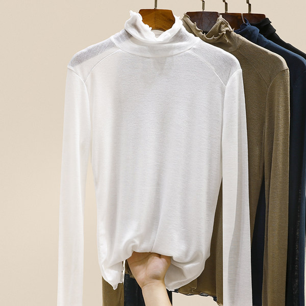 Kelių spalvų moteriška palaidinė su polo apykakle