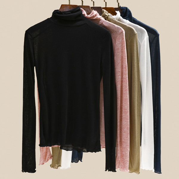 Kelių spalvų moteriška palaidinė su polo apykakle