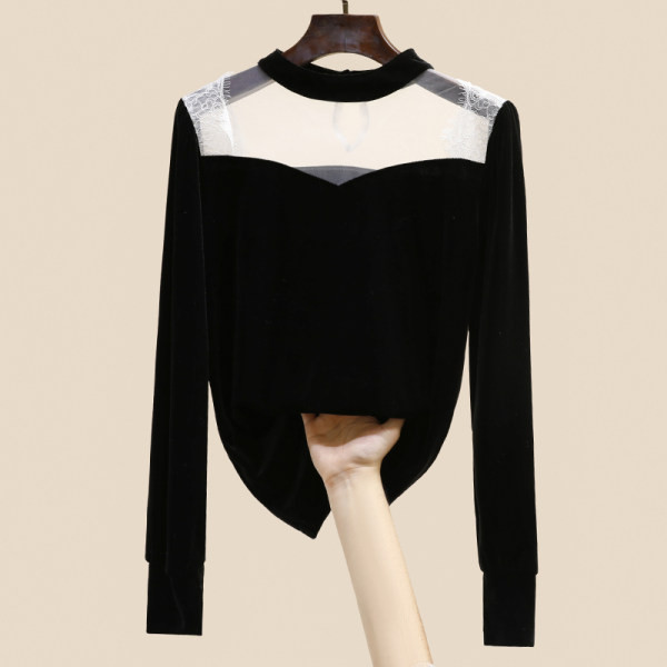 Дамска блуза от кадифе с части от дантела и тюл