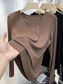 Ženska bluza s ovalnim izrezom i metalnim ukrasom