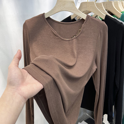 Ženska bluza s ovalnim izrezom i metalnim ukrasom