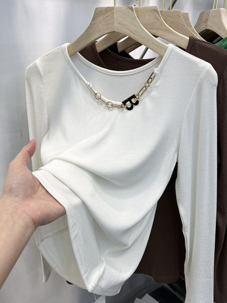 Ženska bluza s ovalnim izrezom i metalnim ukrasom