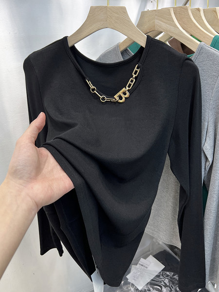 Ženska bluza s ovalnim izrezom i metalnim ukrasom