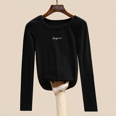 Дамска блуза с овално деколте и бродерия 