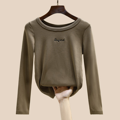 Дамска блуза с овално деколте и бродерия 