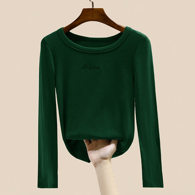 Дамска блуза с овално деколте и бродерия 