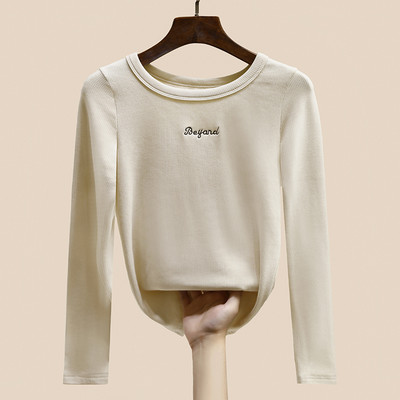 Дамска блуза с овално деколте и бродерия 