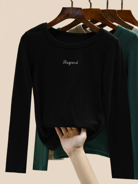 Дамска блуза с овално деколте и бродерия 