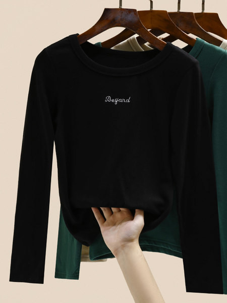 Дамска блуза с овално деколте и бродерия 