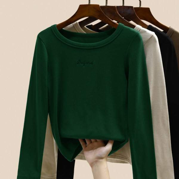 Дамска блуза с овално деколте и бродерия 