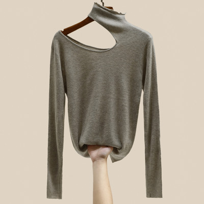 Novi model ženske bluze sa polo kragnom i izrezanim dijelom