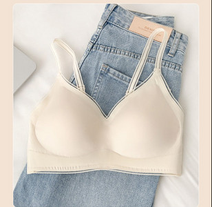 Novi model ženskog grudnjaka sa trokutastim košaricama