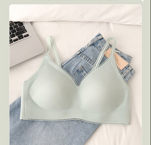 Novi model ženskog grudnjaka sa trokutastim košaricama